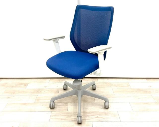 ■オカムラ(okamura)製 ■CG-Mチェア ■肘付き/可動肘 ■ローバックチェア ■背面メッシュ ■ミディアムブルー×ホワイトシェル 【弊社使用欄:A01059279】