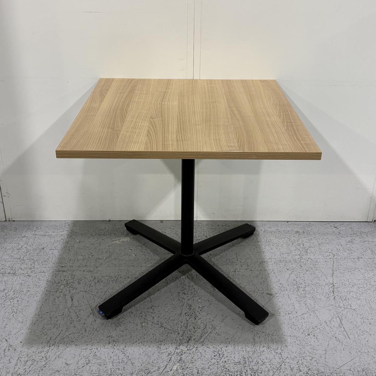 【天板が畳めてフレキシブルに使えます！】■コクヨ（KOKUYO）製　ビエナ（VIENA）シリーズ　ミーティングテーブル　正方形天板　フラップタイプ　■キャスター脚 　■木目ナチュラル
                        ビエナ
                                    中古
            