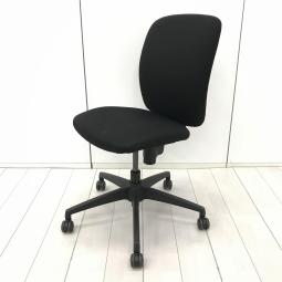 【在庫入替セール品！（本在庫限定価格）】【座り心地に配慮した厚めのクッションが好評！オフィスの執務室や事務所などにおすすめ！】■スチールケース（Steelcase）製　アプトチェア（Apt）　肘無し　ローバック　■ブラック 【弊社使用欄：A01034175】【HU】