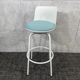 【580761】【ハイテーブルやハイカウンターに合わせやすい★】オカムラ　ピルエット　ハイチェア　ライトブルー オフィスバスターズ　水戸サテライト　大子町　北茨城市　高萩市　日立市　常陸太田市　常陸大宮市　那珂市　東海村　ひたちなか市　城里町 水戸市　笠間市　茨城町　大洗町　小美玉市