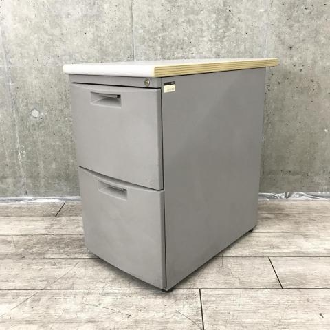 【デスク横に置いて収納と作業スペースを同時に確保！ファイル収納に強い2段タイプ！】■イトーキ(ITOKI)製　CZNシリーズ　2段脇机　W400×H700mm　■シリンダー錠　■ニューグレー　※日焼け・スレ有　【弊社使用欄：A01041923】