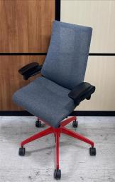 【在庫セール品：1脚限定】【T3】■イトーキ(ITOKI)製　アクト(Act)チェア　肘付ハイバック　テクスチャードメッシュバック　■ダークグレー/脚フレーム：レッド　■可動肘【座る姿勢や身体の動きにフレキシブルに対応！立体型可動アームが特徴のハイクラスチェア！】