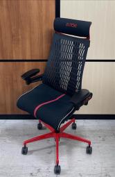 【在庫セール品：1脚限定】【T3】■イトーキ(ITOKI)製　アクト(Act)チェア　エクストラハイバック　エラストマータイプ　ゲーミングモデル　■ブラック/フレーム：レッド　■可動肘　■ヘッドレスト付き【座る姿勢や身体の動きにフレキシブルに対応！立体型可動アームが特徴のハイクラスチェア！】