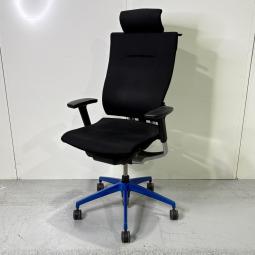 【在庫セール品：1脚限定】【T3】■イトーキ(ITOKI)製　スピーナ(Spina)チェア　エクストラハイバック　クロスバックタイプ　■ブラック/脚フレーム：ブルー　■可動肘　■ヘッドレスト付き　■ハンガー付【チェアが人に合わせて変化する！気配りという日本の美徳を形にしたチェア！】