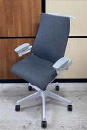 【在庫セール品：1脚限定】【T3】■イトーキ(ITOKI)製　アクト(Act)チェア　肘付ハイバック　テクスチャードクロス　■ダークグレー×ホワイトフレーム　■可動肘　■コートハンガー付き　■ランバーサポート付き【座る姿勢や身体の動きにフレキシブルに対応！立体型可動アームが特徴のハイクラスチェア！】