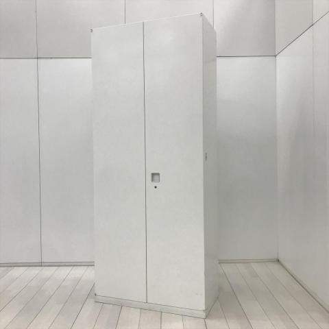 【豊富な収納スペースでオフィス書類をスッキリ整理！】■オカムラ（okamura）製　レクトラインシリーズ　ワードローブ　ハイキャビネット　W900×D450×H2100mm　■シリンダー錠　■ホワイト　【弊社使用欄：A01058696】