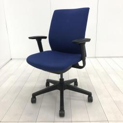 【ワークスタイルにフィットする、座る人を選ばないマルチパーパスシーティング！】■オカムラ(okamura)製　オムネス(omnes)チェア　肘付　ローバック　クッションタイプ　■可動肘　■ブルー ×ブラックシェル