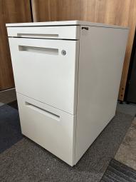 ★イトーキ製　CZR　ホワイト　W900xD450xH650サイズ　シリンダー錠　収納力抜群！　フリーアドレスデスクのお供に！　フリアド用ワゴン　3段ワゴン！！