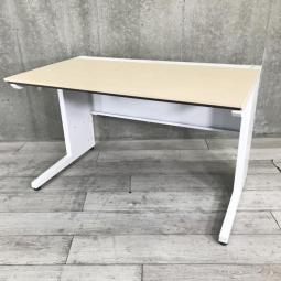 【定価約7万円】【広々使える幅1400㎜サイズ！上長席などにおすすめの平机！】■コクヨ（KOKUYO）製　isシリーズ（アイエス）　平机　幅1400㎜　引き出し無し　■天板：木目ナチュラル　本体：ホワイト　※奥行650㎜