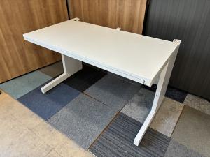 定番・安定のスタンダードデスクシリーズ！サイズも人気の横幅1200㎜！　 ■内田洋行/SCAENA Ktype（スカエナケータイプ）/ホワイト/引出付