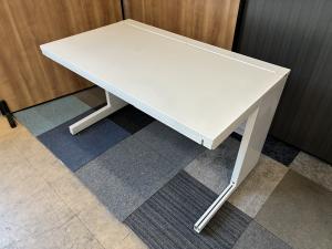 定番・安定のスタンダードデスクシリーズ！サイズも人気の横幅1200㎜！　 ■内田洋行/SCAENA Ktype（スカエナケータイプ）/ホワイト/引出付