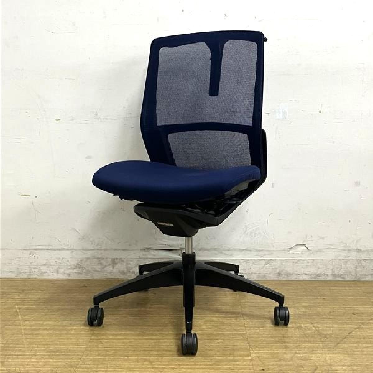 【在庫入替セール】オカムラ　フィノラ　ミドルバック　肘無しチェア　ダークブルー×ブラックボディ×ブラック脚　座クッション　コートハンガー付き
                        フィノラ 樹脂
                                    中古
            