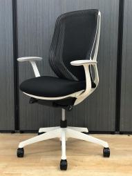 趣味、仕事、万事に備えて！一意専心に助太刀を！前傾チルト機能付き！オカムラ製品で最も人気を集める高機能メッシュチェア！
 ■オカムラ/シルフィー(Sylphy)/ブラック×ホワイトフレーム　ハイバック　固定肘付
