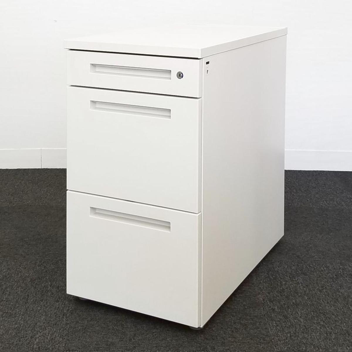 【ワークスペース＆収納量アップにオススメ！】スタンダードなデザインで使いやすい高さ720㎜の脇机が入荷！
 ■イトーキ/CZR/ホワイト
                        CZR
                                    中古
            