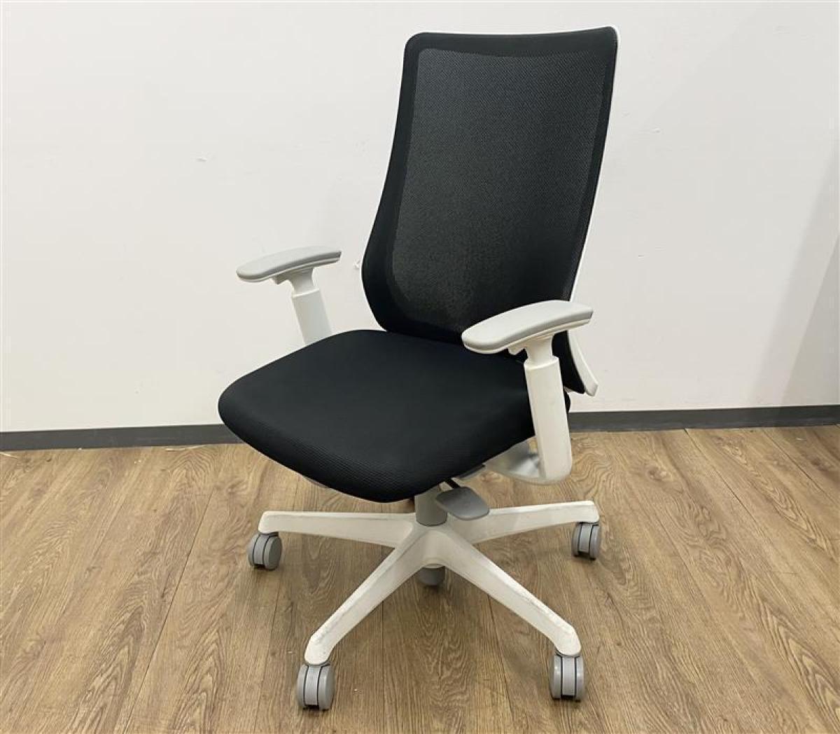 【大人気のブラックカラーが入荷！　腰まわりをしっかりホールド！　長時間作業も快適フィット！】■オカムラ(okamura)製　フルーエント(Fluent)チェア　肘付　ハイバック　背面メッシュ　■可動肘　■色：ブラック×ホワイトシェル
                        フルーエントチェア
                                    中古
            