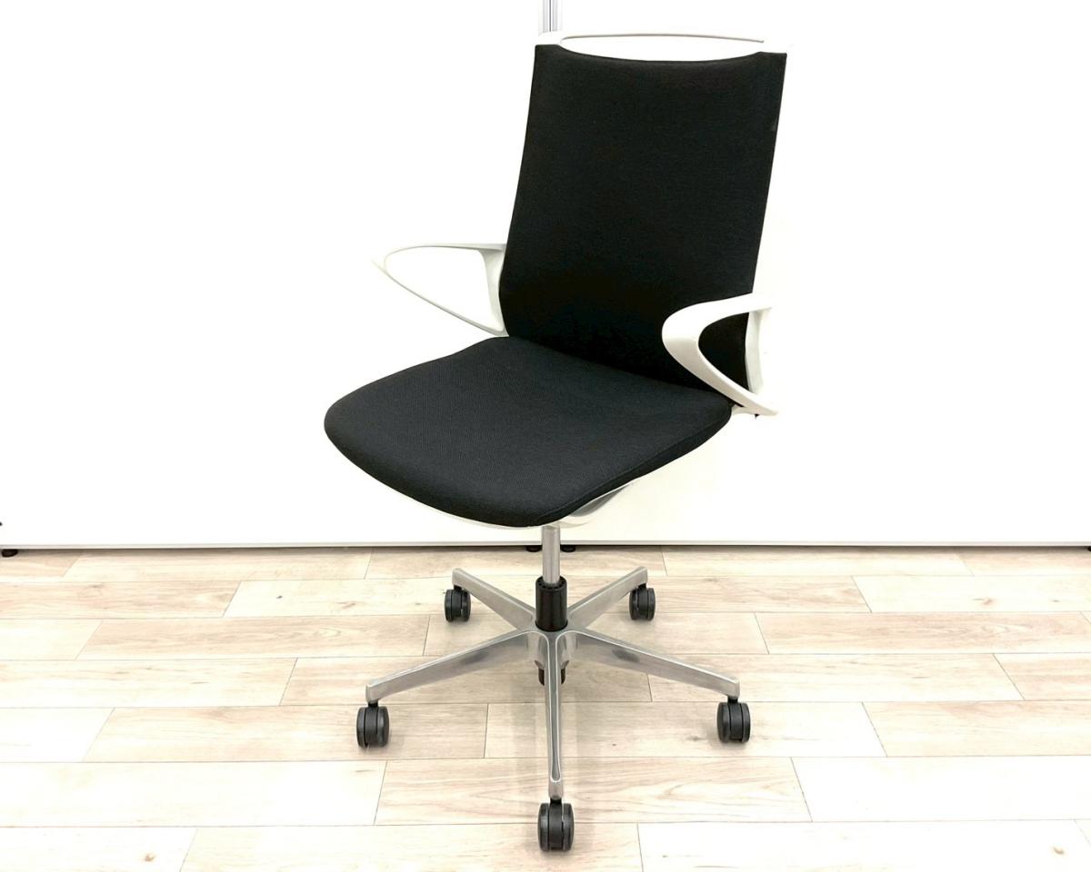 【在庫入替セール品！（本在庫限定価格）】【スタイリッシュなデザインでモダンな空間を演出！】■オカムラ(okamura)製　モード(mode)チェア　肘付ミドルバック　クロスバックタイプ　■サークル肘　■ブラック×ホワイトシェル　　【弊社使用欄：A01054230】【SN】
                        モード
                                    中古
            