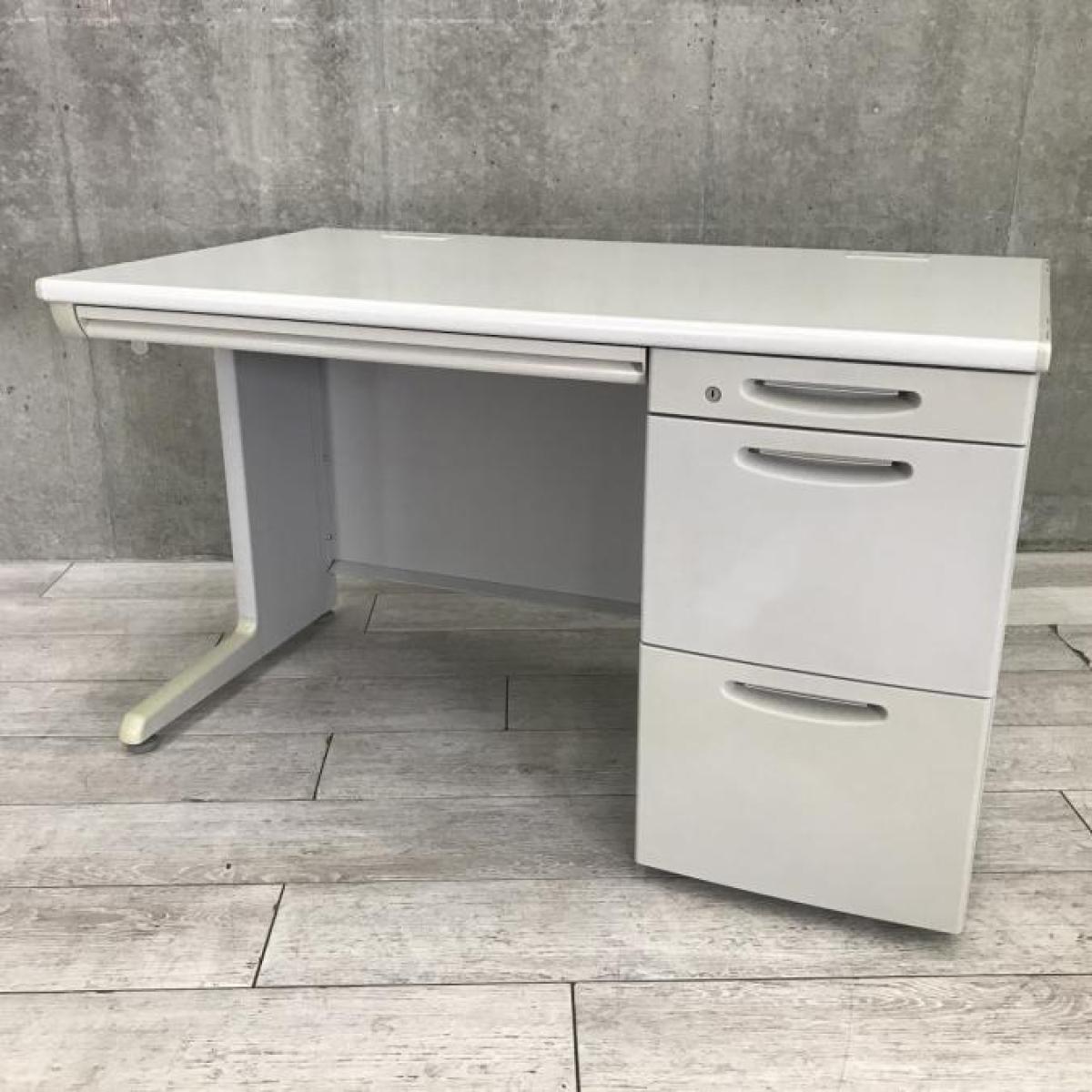 【オカムラの超定番シリーズ！袖一体型で書類をたっぷり収納可能！】■オカムラ （okamura）製 　SD-Vシリーズ　片袖机　W1200mm×D700mm　■シリンダー錠　■ライトグレー
                        SD-Vシリーズ
                                    中古
            