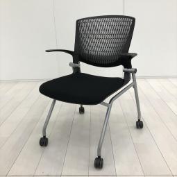 ★【しなやかにワーカーを受け止める洗練されたデザイン！使わない時は重ねて収納可能！】■オカムラ（okamura）製　グラータ（Grata）チェア　肘付き　ネスティングチェア　ミーティングチェア　■キャスター付　■背面樹脂メッシュ/背パッドなし　■背面座面:ブラック