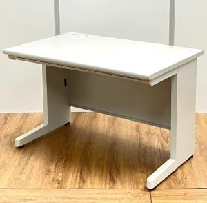 【ナイキ製】このサイズが使いやすい！　ワークスペース充実　W1200mmタイプ　平机！！