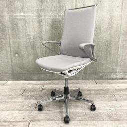 【機能とデザインが融合した包み込む座り心地のチェア！会議室やモダンなオフィスの執務用としてもおすすめ！】■オカムラ（okamura）製　モードチェア（mode）チェア　ハイバック　肘付き　■サークル肘　■ライトグレー