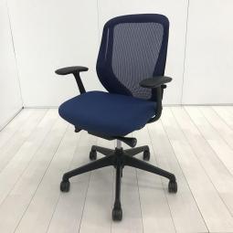 【前傾チルト機能付き！オカムラ製品で最も人気を集める高機能メッシュチェア！】■オカムラ（okamura）製　シルフィー（Sylphy）チェア　ローバック　肘付き　背面メッシュ　■固定肘　■ミディアムブルー×ブラックシェル