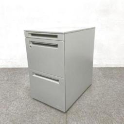 【在庫入替セール品！】シリンダー錠でセキュリティ面も安全！使い勝手のよい人気3段ワゴン！メタリックなカラーリングでフリアドとの相性も抜群！
■オカムラ/アドバンス/シルバー