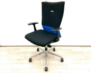 ■オカムラ(okamura)製　■フィーゴ(feego)チェア　■肘付き/固定肘　■ハイバック　■クッションタイプ　■ブルー×ブラック　■オススメ/大人気/定番商品　【弊社使用欄：A01041389】