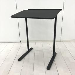 【ソロワークをもっと快適にする、新しい働き方を提案するパーソナルテーブル！】■コクヨ（KOKUYO）製　ペルソ（Perso）シリーズ　ミーティングテーブル　■チルトタイプ 　■天板：レザー×ブラック　■ 脚カラー:ブラック