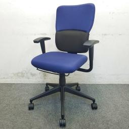 【身体の動きに柔軟にフィット！快適な座り心地が人気のスチールケース製！】■スチールケース（Steelcase）製　レッツビーチェア（LetsB）　肘付ハイバック　■ブルー×ブラック　■可動肘