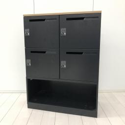 【カフェ調オフィスへリニューアルご検討の方にお勧め！】■コクヨ（KOKUYO）製　イノン（iNON ）シリーズ　4人用パーソナルロッカー　庫内仕切りSタイプ 下段オープン　H1200mm　■投函口付　■ダイヤル錠　■木目天板付×ブラック　【弊社使用欄：A01044111】