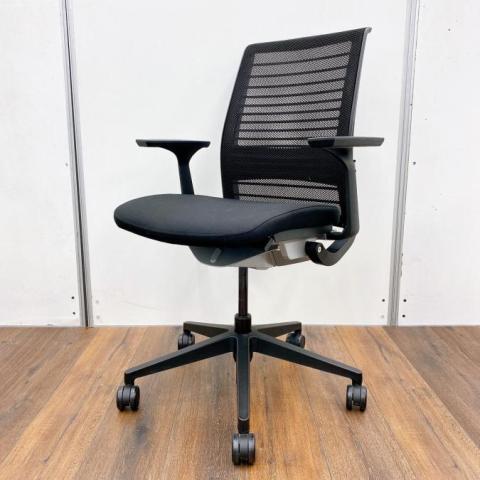 【あなたの座るを考える! ワイヤー構造が体を支える有名海外メーカー製の定番チェア!】■スチールケース(Steelcase)製 シンク(think)チェア 2015年以降モデル 肘付ハイバック 背面メッシュ ■ブラック ■固定肘