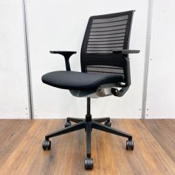 【あなたの座るを考える！　ワイヤー構造が体を支える有名海外メーカー製の定番チェア！】■スチールケース(Steelcase)製　シンク(think)チェア　2015年以降モデル　肘付ハイバック　背面メッシュ　■ブラック　■固定肘