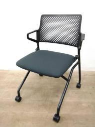 【スタイリッシュなスライドスタックチェア！シンプルデザインで様々なミーティングシーンにぴったりフィット！】■ウチダ製　FM345　肘無ネスティングチェア　■座面ブラック×ブラック背面　■キャスター付　■背面樹脂メッシュ　■固定肘