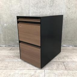 【超レアな表面木目柄のおしゃれなワゴンが入荷！】■オカムラ（okamura）製　プロステージクレスト（PROSTAGE CREST）シリーズ　３段ワゴン　フリアド用ワゴン　W390×D580×H650㎜　■シリンダー錠　■ブラック×木目ダーク　■ABW