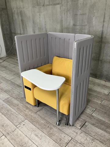 【仕事の合間にリフレッシュしつつ、コンセント付きで快適にワークも行える1人用ソファーワークブース!】■オカムラ(okamura)製 マッフル(muffle) 集中ワークブース ■イエロー×グレー ■1口コンセント USBポート付【ABW商材】【関東倉庫在庫品】【弊社使用欄:A01052568】