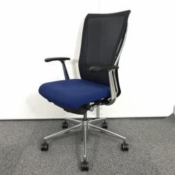 【上半身の動きにフィット・体を包み込むメッシュ張地！】■コクヨ（KOKUYO）製　フォスター（FOSTER）肘付き　■ハイバック　■固定肘　■背面メッシュ　■背面ブラック×座面ブルー　■ランバーサポート付き
