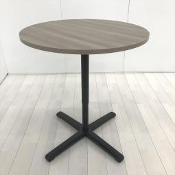 【カフェ風丸テーブル入荷！リフレッシュスペースなどにおすすめ！】■オカムラ（okamura）製　LivesMeetingTable（ライブス）  昇降テーブル　丸形　W900×H720～1000㎜　■天板：木目ダークブラウン　脚：ブラック　【弊社使用欄：A01063233】