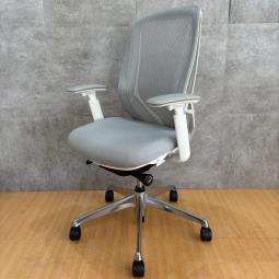 オカムラ製の大人気オフィスチェア【シルフィー/ライトグレー色/可動肘付き仕様】が入荷しました！　＊良品を格安で！「オフィスバスターズ福岡南店」は、福岡を拠点として、全国へ中古オフィス用品・オフィス家具を提供しております。