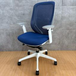 オカムラ製の大人気オフィスチェア【シルフィー/ブルー色/ホワイトフレーム/可動肘付き仕様】が入荷しました！　＊良品を格安で！「オフィスバスターズ福岡南店」は、福岡を拠点として、全国へ中古オフィス用品・オフィス家具を提供しております。