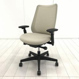 【安心感のあるソフトクッション仕様で長時間作業も快適に!】■オカムラ(okamura)製 ポータム(potam)チェア 肘付ハイバック ■可動肘 ■ベージュ