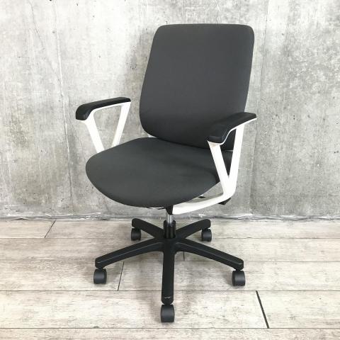 【全ての機能をコンパクトに!クッション性が高く座り心地が良い一品です!】■イトーキ(ITOKI)製 トルテR(torteR)チェア 肘付き ローバック ■ループ肘 ■ライトグレー×ホワイトシェル