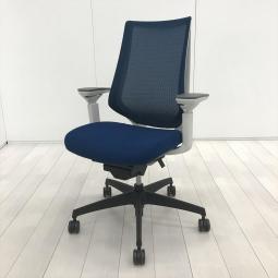 【在庫入替セール品！（本在庫限定価格）】【二重フレーム構造がもたらすしなやかで美しい背もたれ機能！簡易操作で自分に合った姿勢をサポート！】■コクヨ（KOKUYO）製　デュオラ（Duora）チェア　ハイバック　肘付き　■背面メッシュ　■可動肘　■プルシアンブルー×ホワイトシェル【弊社使用欄：A01034523】【HU】