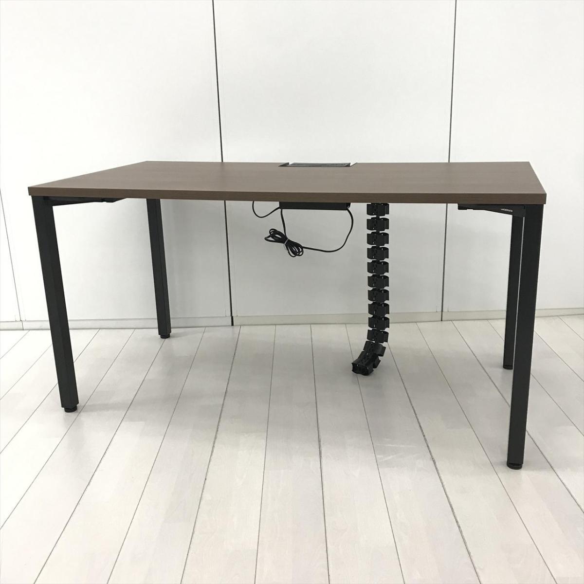 【在庫入替セール】【スタイリッシュで上質なデザイン！オフィシャルな空間にもフィット！】■オカムラ（okamura）製　アプションフリー2（Aption Free2）シリーズ　平机　片面タイプ　ミーティングテーブル　W1400×D700㎜　■配線ユニット付　■天板：プライズウッドダーク/4本脚：ブラック【A01066016】
                        アプションフリー
                                    中古
            