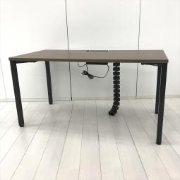【スタイリッシュで上質なデザイン！オフィシャルな空間にもフィット！】■オカムラ（okamura）製　アプションフリー2（Aption Free2）シリーズ　平机　片面タイプ　ミーティングテーブル　W1400×D700㎜　■配線ユニット付　■天板：プライズウッドダーク/4本脚：ブラック