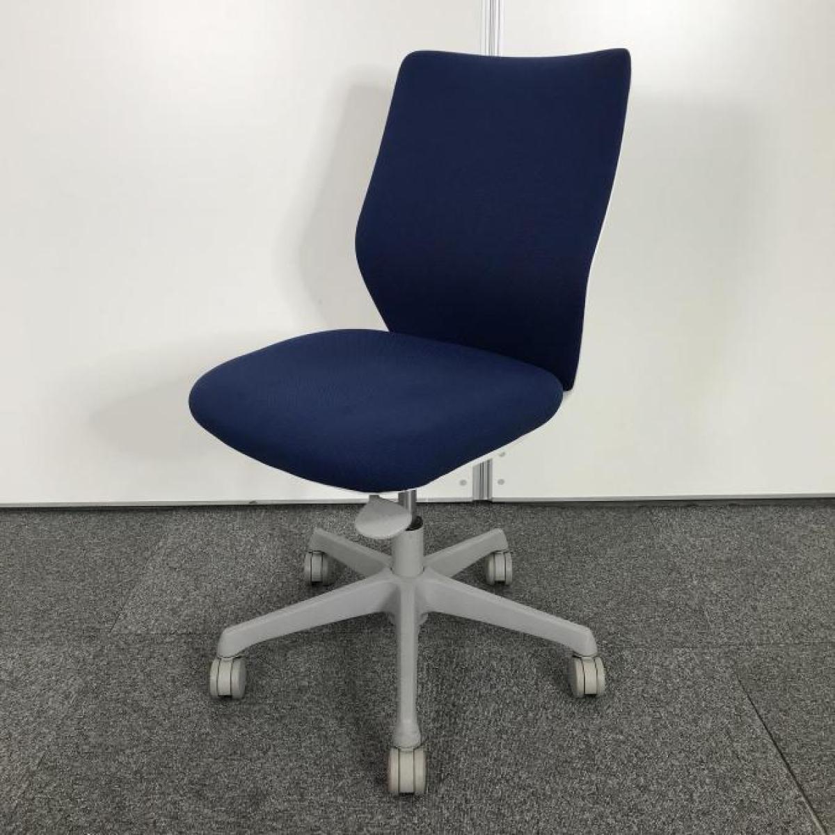 【コンパクトなサイズ感！腰への負担を減らすS字形状！】■オカムラ(okamura)製　CG-Mチェア　肘無し　ローバックチェア　パッドタイプ　■ミディアムブルー×ホワイトシェル
                        CG-M パッド
                                    中古
            