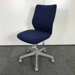 【コンパクトなサイズ感！腰への負担を減らすS字形状！】■オカムラ(okamura)製　CG-Mチェア　肘無し　ローバックチェア　パッドタイプ　■ミディアムブルー×ホワイトシェル