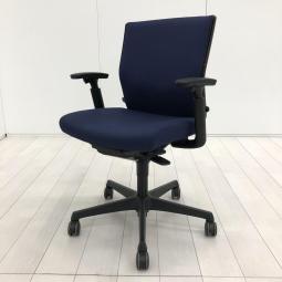 【長時間のデスクワークもランバーが快適にサポート！オカムラ製の人気チェアが入荷！】■オカムラ（okamura）製　エスクード（ESCUDO）チェア　■ローバック　■可動肘　■ダークブルー【弊社使用欄：A01058241】