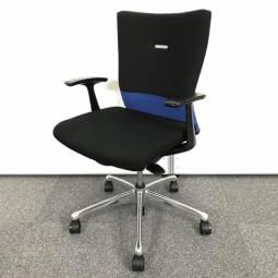 【背あてのしなやかな曲線が背中にフィット！快適な座り心地に高級感のあるデザインが人気！】■オカムラ(okamura)製　フィーゴ(feego)チェア　肘付き　ミドルバック　■シームレスタイプ　■固定肘　■ブルー×ブラックシェル【弊社使用欄：A01065546】