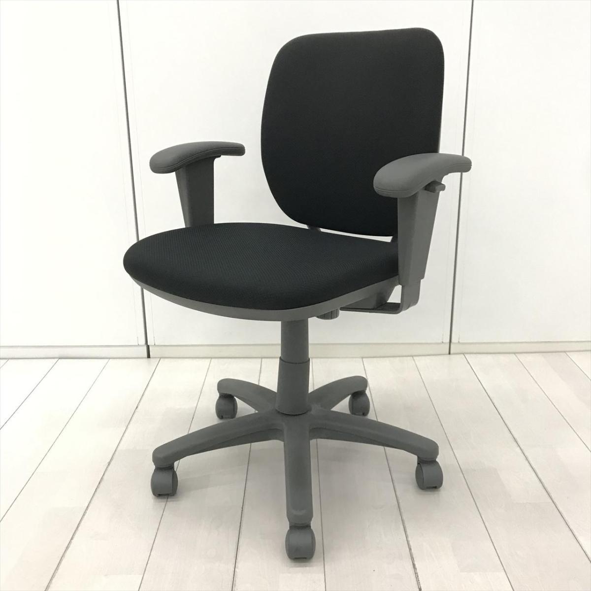 【581255】【厚めのクッションが心地いい！お手頃で使い勝手の良い人気ローコストチェア！】■オカムラ（okamura）製　ヴィラージュ（VILLAGE）VC1チェア　肘付ローバック　■可動肘　■ブラック　オフィスバスターズ　水戸サテライト　大子町　北茨城市　高萩市　日立市　常陸太田市　常陸大宮市　那珂市　東海村　ひたちなか市　城里町 水戸市　笠間市　茨城町　大洗町　小美玉市
                        ヴィラージュチェア
                                    中古
            