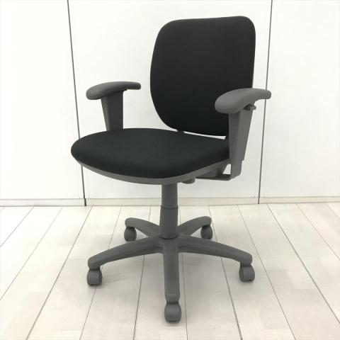 【581255】【厚めのクッションが心地いい！お手頃で使い勝手の良い人気ローコストチェア！】■オカムラ（okamura）製　ヴィラージュ（VILLAGE）VC1チェア　肘付ローバック　■可動肘　■ブラック　オフィスバスターズ　水戸サテライト　大子町　北茨城市　高萩市　日立市　常陸太田市　常陸大宮市　那珂市　東海村　ひたちなか市　城里町 水戸市　笠間市　茨城町　大洗町　小美玉市